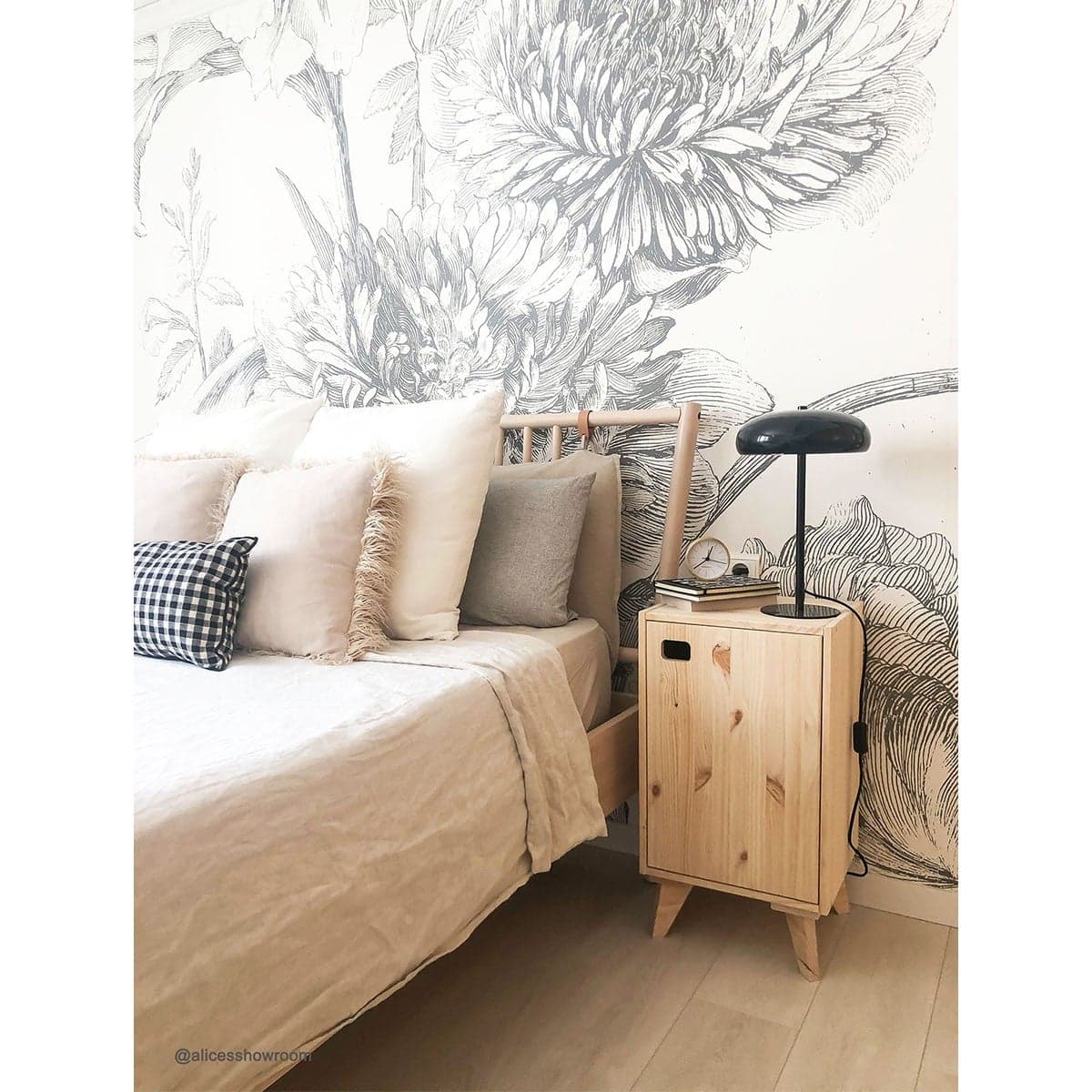 Meuble 1 porte en pin massif avec 1 tablette réglable en hauteur - L37 x H53,5 cm - Calicosy