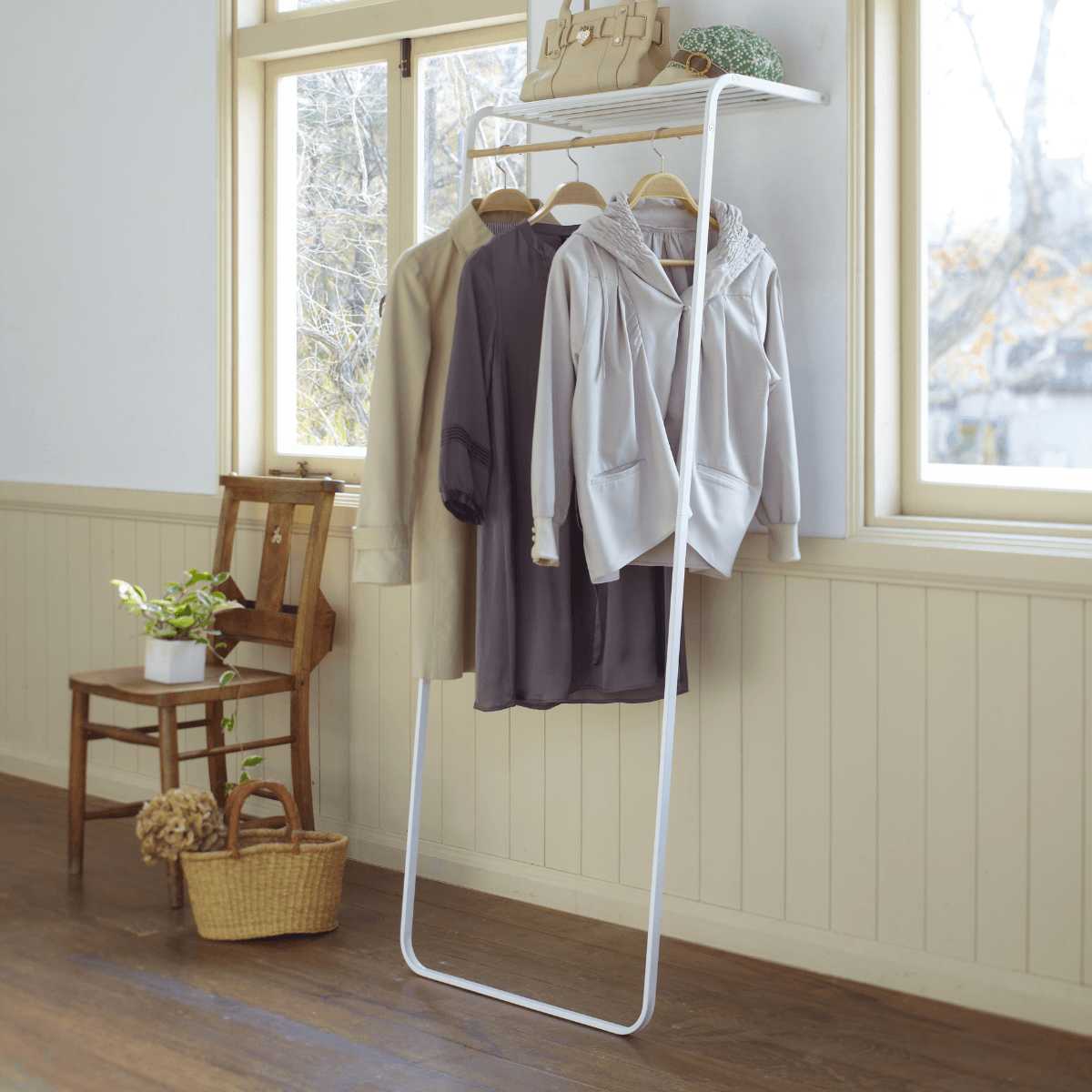 Porte-manteau incliné avec étagère H160 cm - TOWER - Calicosy