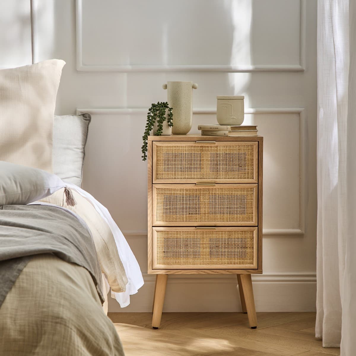 Table de chevet 3 Tiroirs Façade en Cannage Rotin Naturel - MIYA - Calicosy