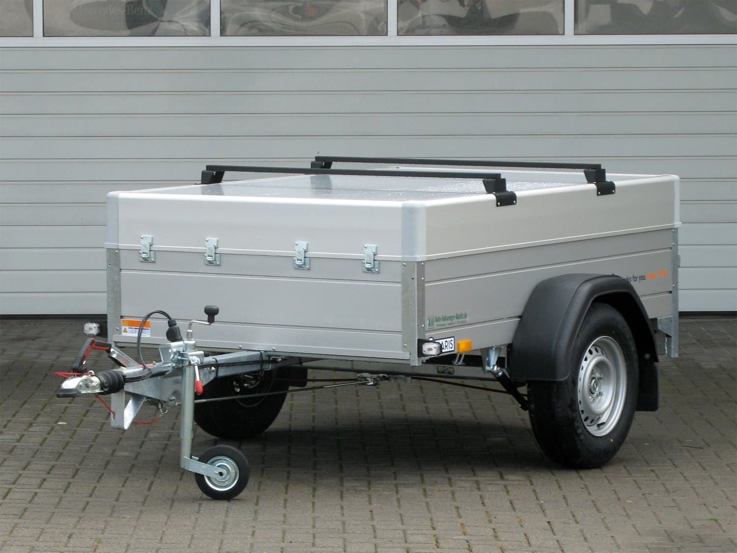 Anhänger mit Abdeckung SARIS MC 255 133 750 1