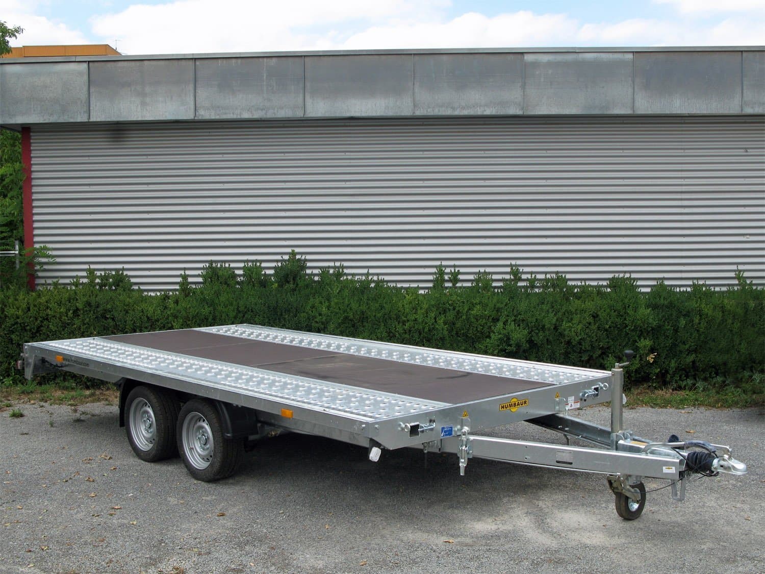 Humbaur-Autotransportanhänger MTK 354722 mit geschlossenem Mittelboden