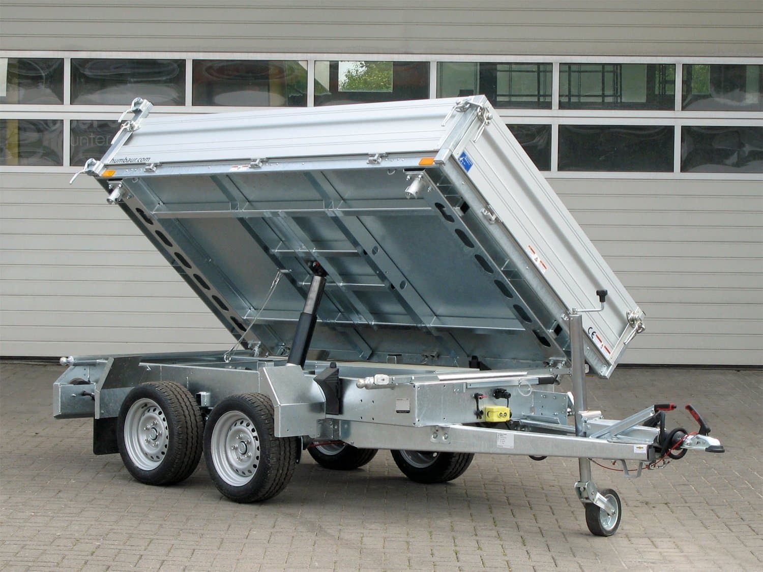 Humbaur HTK 2700.27 ALU 3-seitiger Kippanhänger mit elektrischer Pumpe