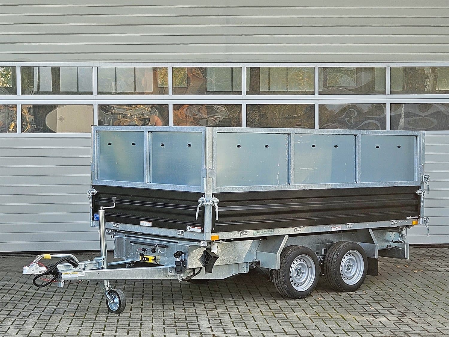 Humbaur HTK 3000.31 STAHL Dreiseitenkipper mit 600 mm hohem Stahlaufsatz