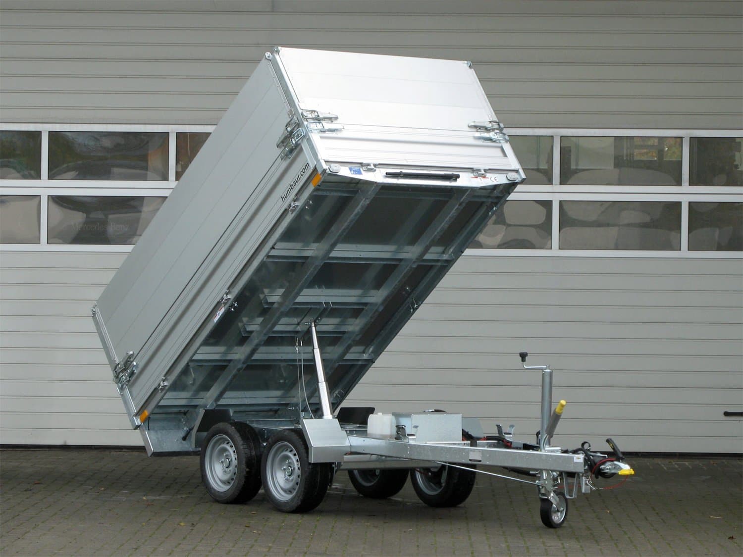Humbaur HUK 303117 Aluminium-Kippanhänger mit elektrischer Pumpe und 350 mm hoher Aufsatzwand
