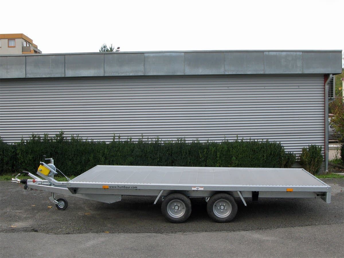 Humbaur Universal 3000 Autotransportanhänger mit Aluminiumboden, Seilwinde und Rampen