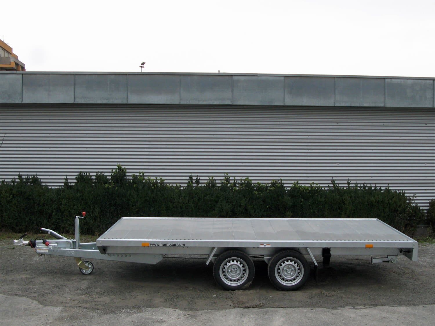 Humbaur Universal 3500 Autotransportanhänger mit Aluminiumboden, Seilwinde und Auffahrrampen