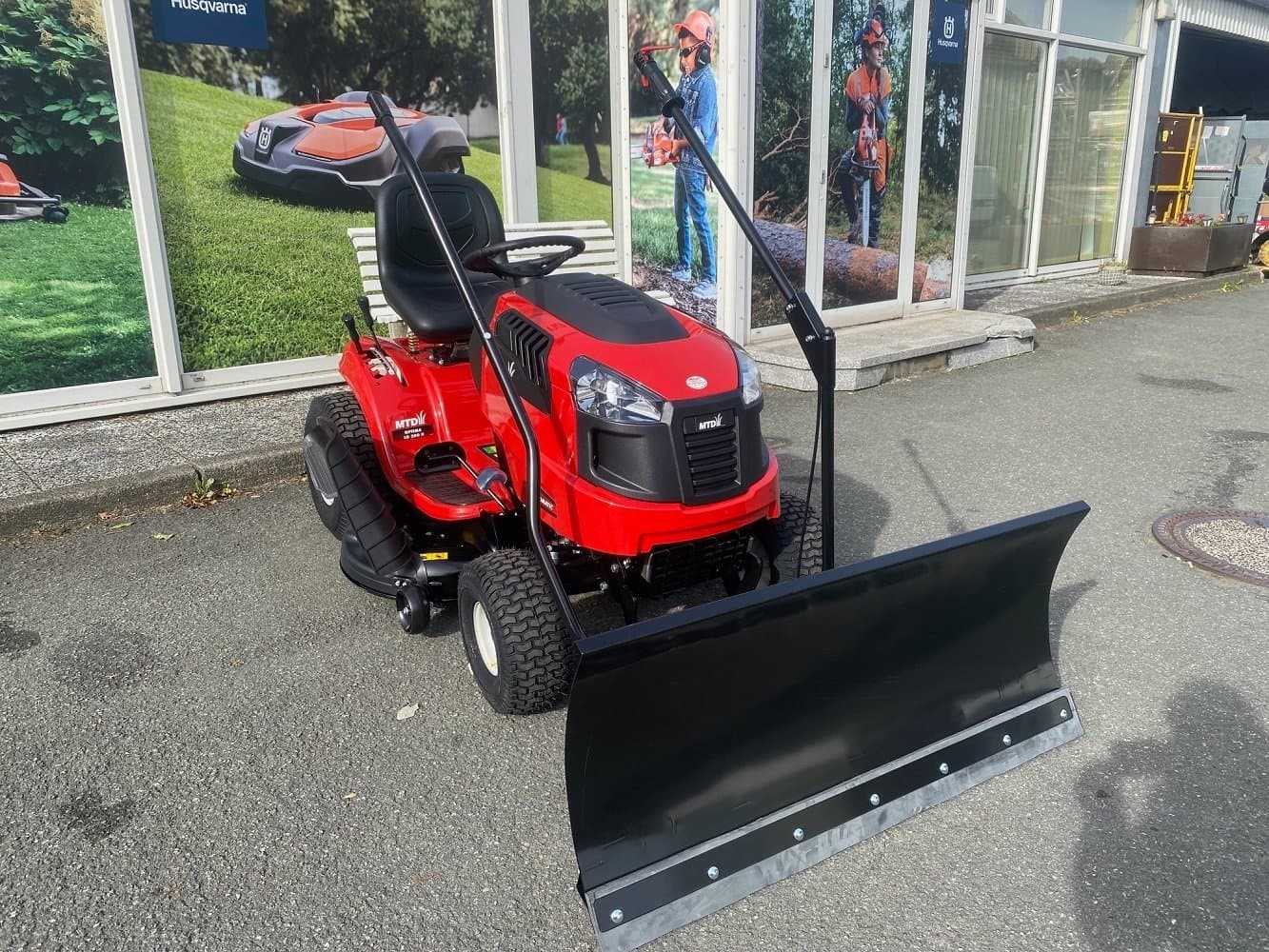 MTD OPTIMA LG 200 H Aufsitzmäher mit Standard Plus-Schneeschild (120 cm)
