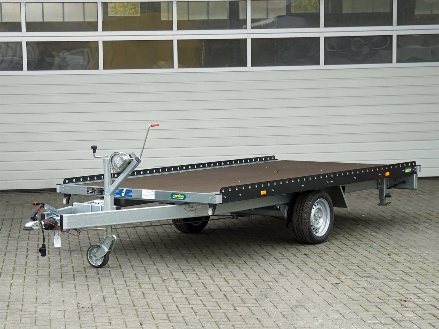 Unsinn-Autotransportanhänger UF 3617-18-13 mit Rampen und Seilwinde