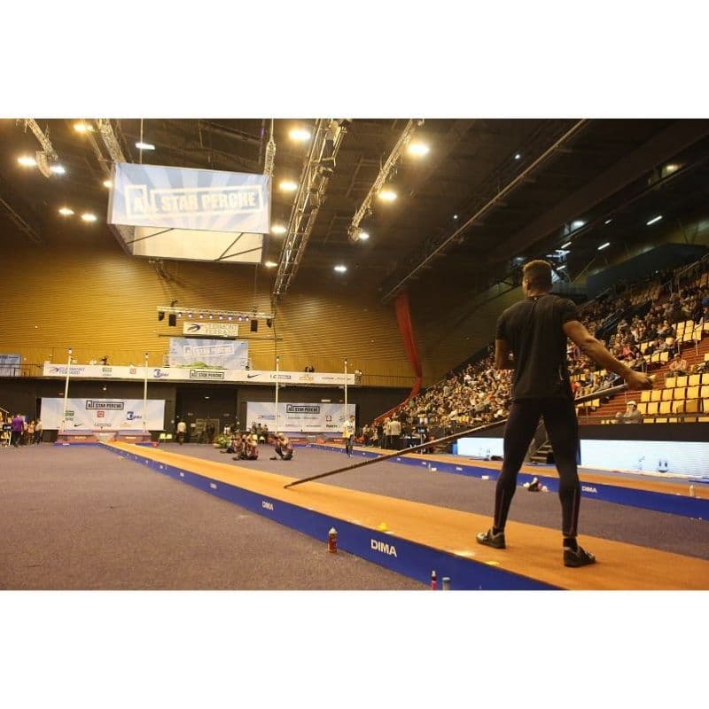 Element de piste surelevee <br/>avec butoir pour saut a la perche