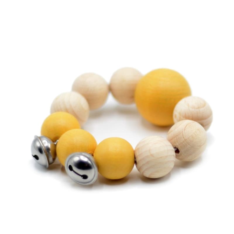 Hochet bracelet de perles de bois jaune curry avec grelots aPunt