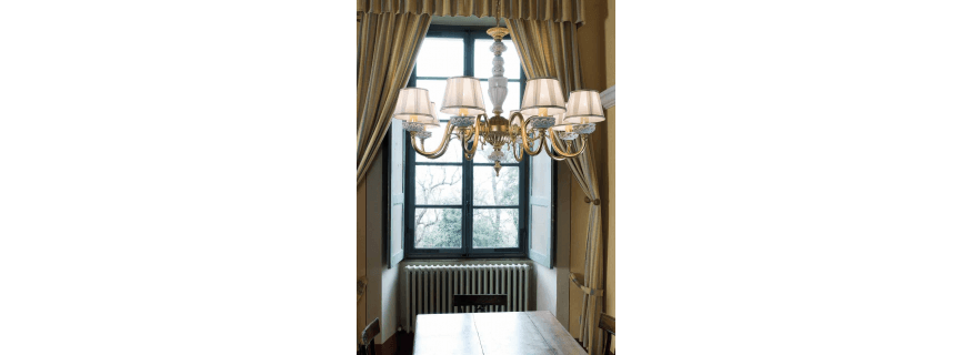 Lustre Chandelier en laiton doré à la feuilles d'or et porcelaine de Limoges pour hôtel ou château Design Fanny 8 Lumières