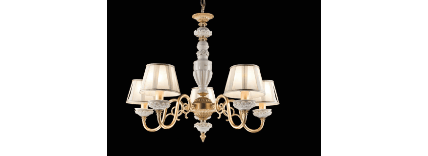 Lustre Chandelier en laiton doré à la feuilles d'or et porcelaine de Limoges pour hôtel ou château Design Fanny 5 Lumières