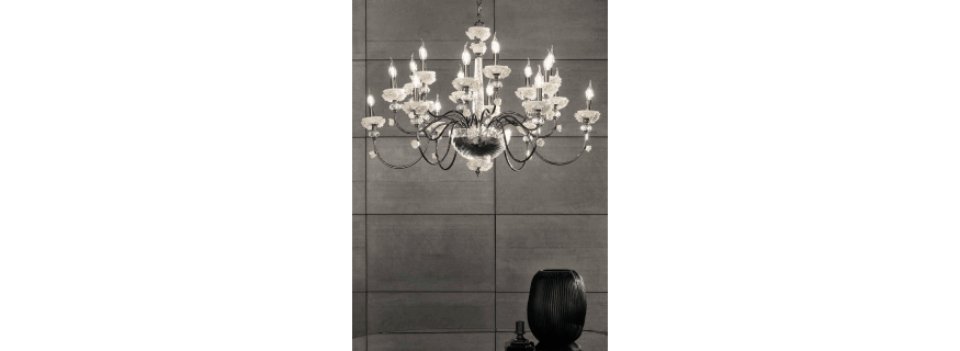 Lustre chandelier en verre artisanal fabriqué main et porcelaine fine pour hôtel ou château Design Edith 18 Lumières