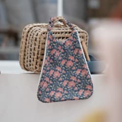 Bavoir de Cantine (4 coloris disponibles) - La Cigogne de Lily Gold Poppy