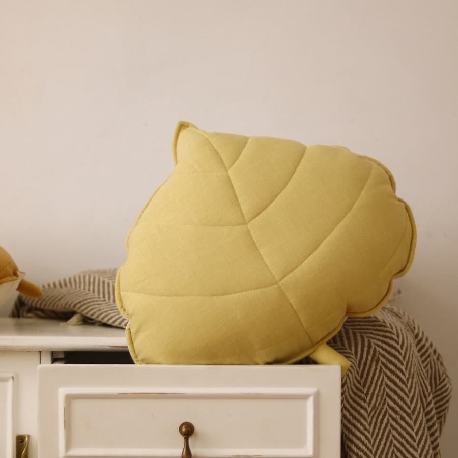 Coussin décoratif feuille en lin miel