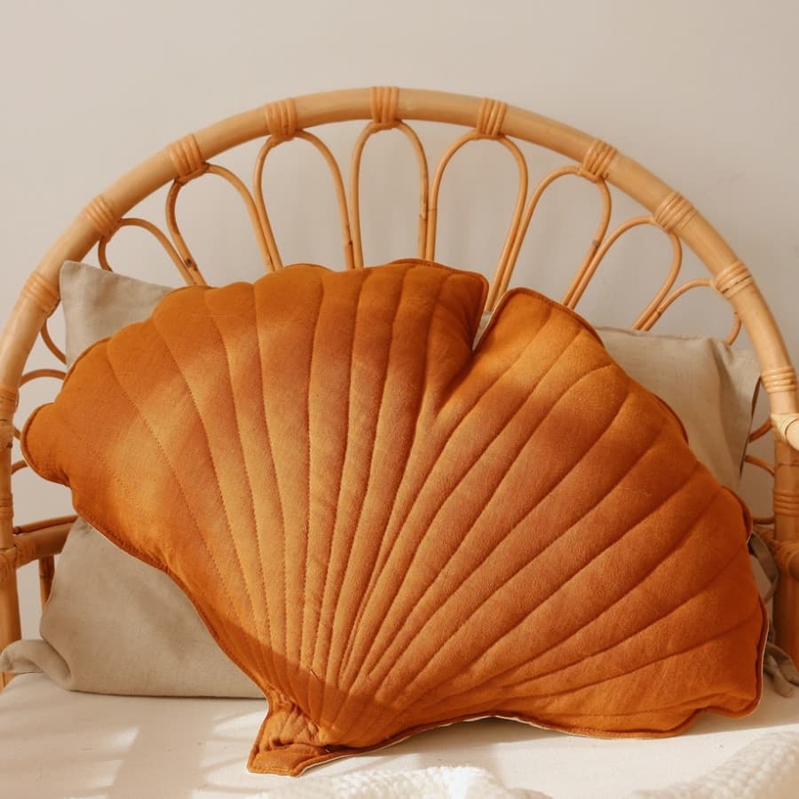 Coussin décoratif feuille de ginkgo en lin caramel