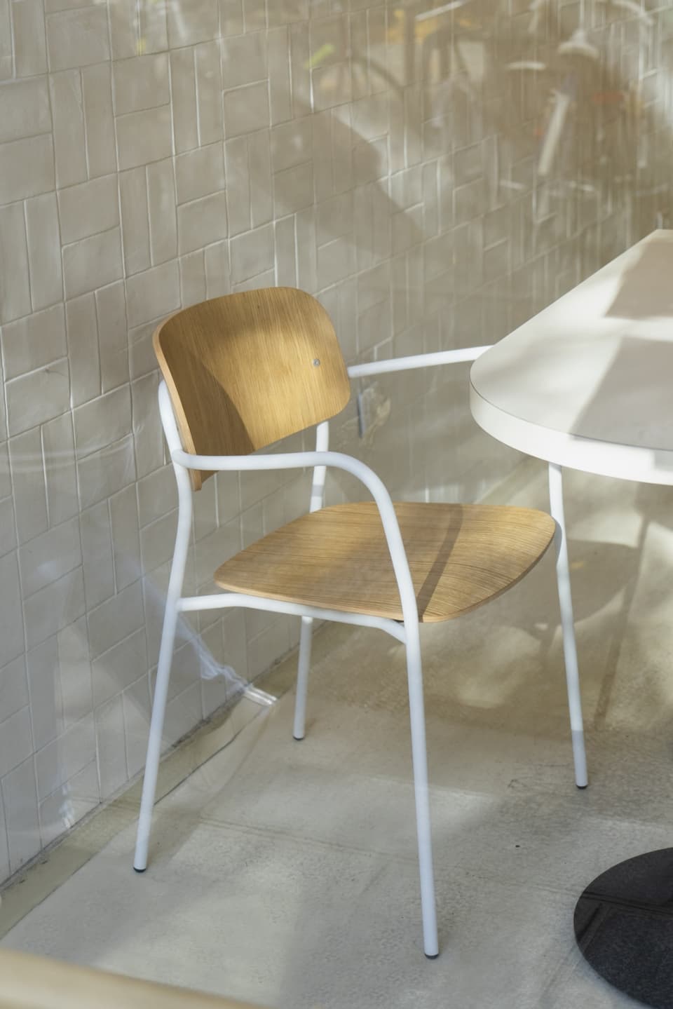 Chaise bois design DAILY Colos (vendues par lots de 2 minimum) - Avec accoudoirs - Vernis blanc