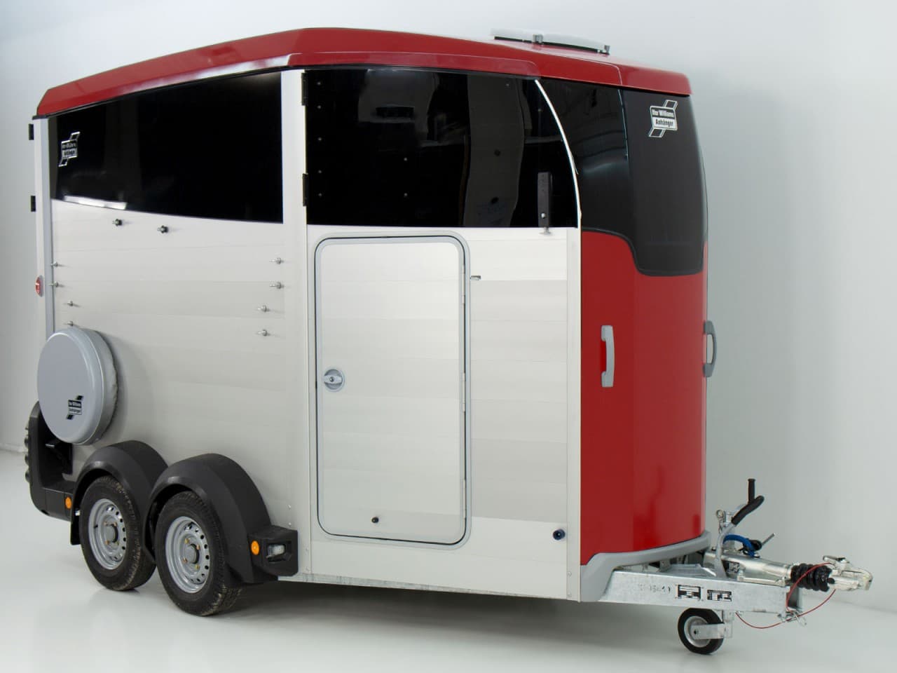 Ifor Williams Pferdeanhänger HBX 511|Sattelkammer|neues Modell|rot-Neu